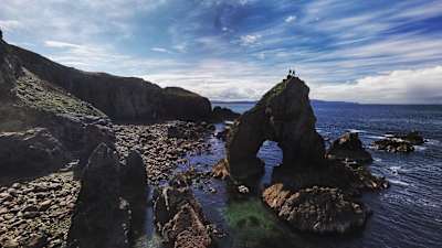 Iain Miller sobre el islote Dun Briste en el norte de Irlanda.