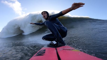 La surfeuse big wave française Justine Dupont surfe la plus grosse vague de sa vie à Nazaré en novembre 2019.