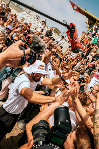 Nach dem Ziel­einlauf bedankt sich der Ultraläufer bei seinen Fans.