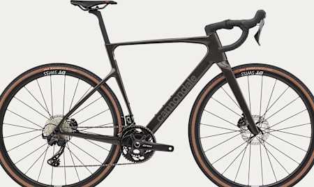 Ein Rad für den Renneinsatz und für Trainingseinheiten und Fahrten abseits befestigter Straßen. 