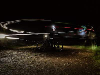 Mountain bikers se preparan antes de una excursión.