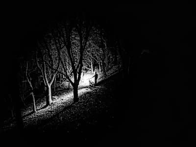 Un rider hace una parada durante una salida nocturna.