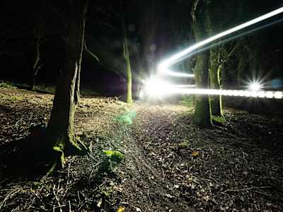 Una foto de un rider tomada con larga exposición durante una excursión nocturna.