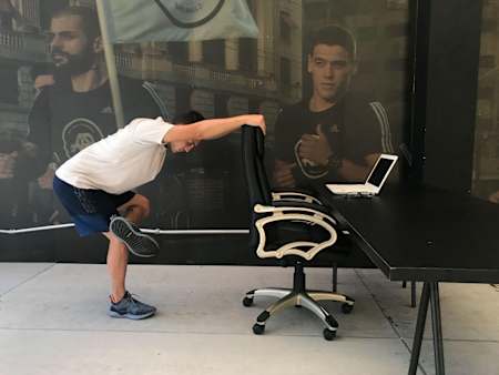 搭配椅子也是伸展臀部肌群的好方法