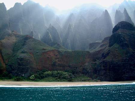 Вид на каньон, который включает в себя тропу Калалау в Кауаи, Гавайи.