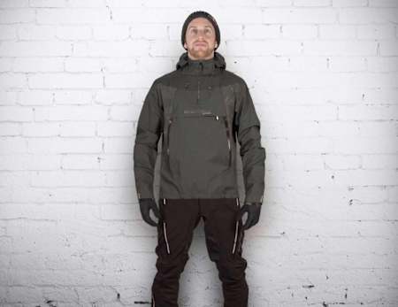 MTB rider Danny MacAskill in the Endura MT500 Waterproof Pullover.