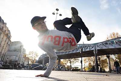 Lilou does an Air Chair