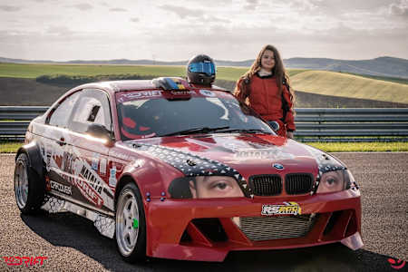 Natalia Iocsak alături de mașina ei