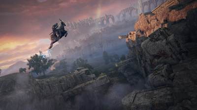 Screenshot aus Elden Ring zeigt die Hauptfigur auf einem Pferd beim Sprung über eine Schlucht.