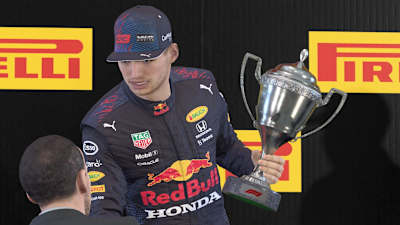 Screenshot von Max Verstappen mit Siegerpokal in F1 2021