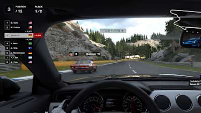 Captura de pantalla de Gran Turismo 7 en PlayStation 5 muestra una carrera en el Ford Mustang desde la perspectiva de la cabina.