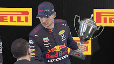 Captura de pantalla de Max Verstappen con el trofeo de ganador en F1 2021