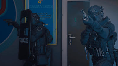 Screenshot aus dem Taktik-Shooter Ready or Not zeigt zwei Mitglieder der SWAT-Spezialeinheit.