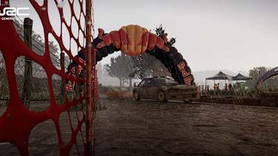 Una captura de pantalla de WRC Generations muestra el Subaru Impreza de Colin McRae bajo el arco de Red Bull.