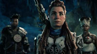Captura de pantalla de Horizon zero Dawn muestra a la heroína Aloy y a dos aliados.