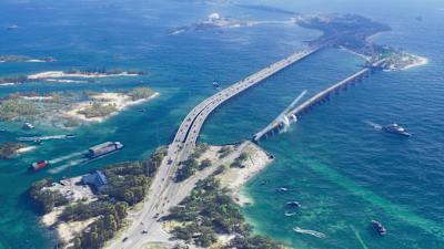 Captura de pantalla del tráiler de GTA 6 que muestra el mar y algunos puentes. 