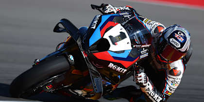 Toprak Razgatlıoğlu leans into a corner during the WorldSBK race in Jerez, Spain on October 19, 2025.