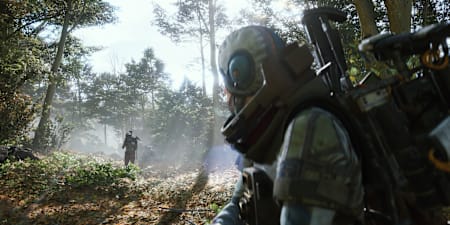 Un jugador camina cautelosamente por un bosque lleno de luz en ARC Raiders, observando una silueta en la distancia.