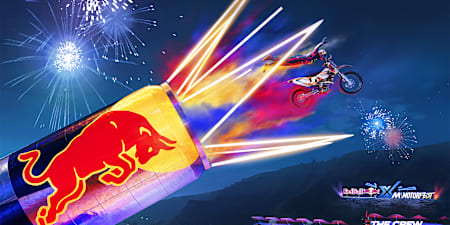 Screenshot aus The Crew Motorfest Saison 6 zeigt ein Motorrad, das einen Stunt durch eine Dose Red Bull ausführt