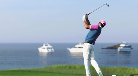 Screenshot aus EA Sports PGA Tour zeigt einen Golfer beim Schlag mit Booten im Hintergrund.