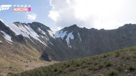 Captura de pantalla de Forza Horizon 5 que muestra el entorno del volcán Gran Caldera.