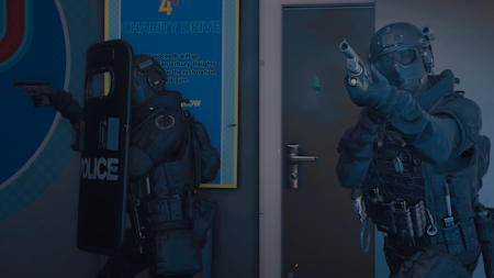 Screenshot aus dem Taktik-Shooter Ready or Not zeigt zwei Mitglieder der SWAT-Spezialeinheit.