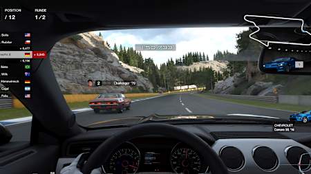 Screenshot aus Gran Turismo 7 auf PlayStation 5 zeigt ein Rennen im Ford Mustang aus der Cockpit-Perspektive
