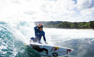 Hiro Arai surft am Bira Reef in Japan
