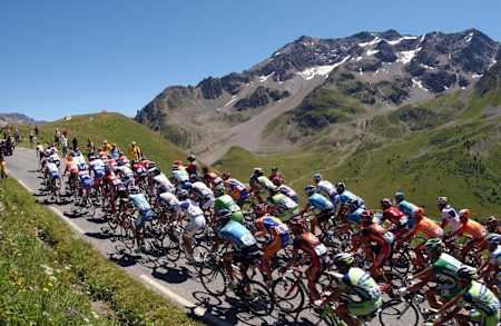 Das Feld auf dem Weg hinauf zum Col du Galibier in Frankreich.
