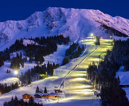 Das Skigebiet Oberjoch mit Flutlicht