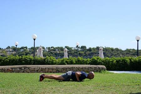 Mit Liegestützsprüngen trainierst du deinen ganzen Körper