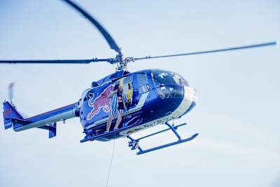 ヘリコプター x ベアフット水上スキー！ | 動画 裸足 | レッドブル