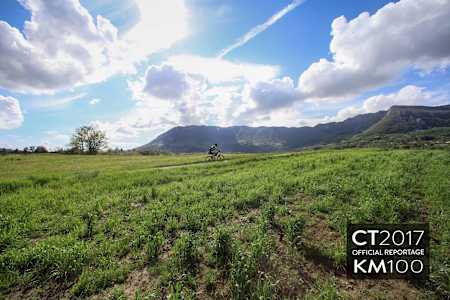 Teilnehmer im Offroad-Gelände beim Carso Trail Bikepacking-Rennen in Italien.