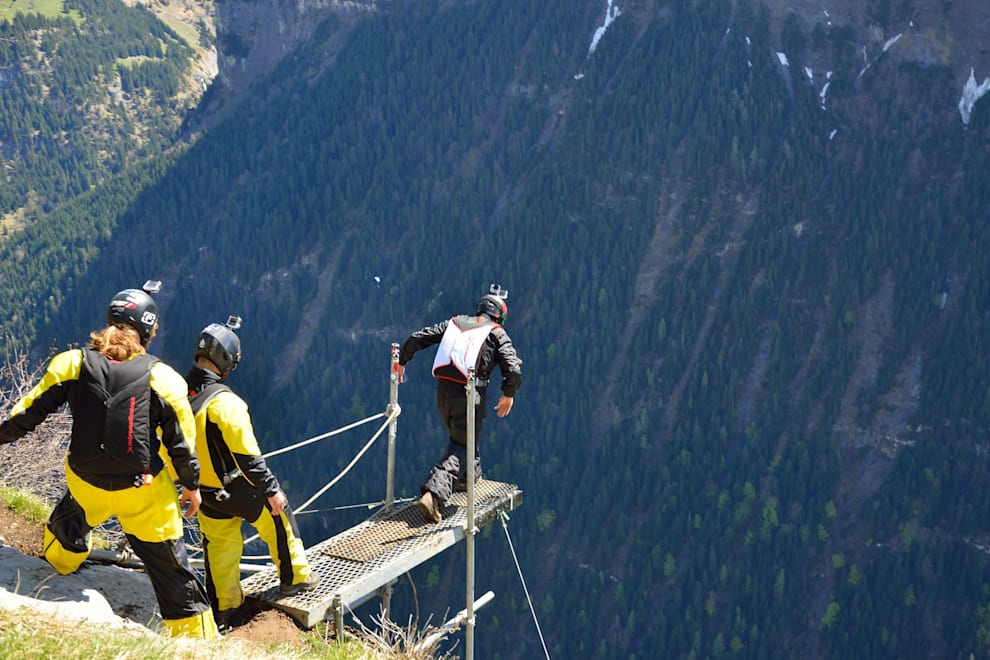 O Κώστας Στέλλας σε εκπαιδευτικό άλμα B.A.S.E. Jumping στην Ελβετία