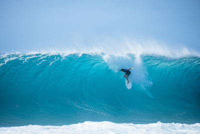 Leonardo Fioravanti surfing at Backdoor Pipeline at the 2025 Lexus Pipe Pro