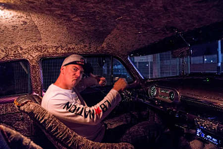 Mad Mike al volante de un auto de Cholo's Custom en Tokio.