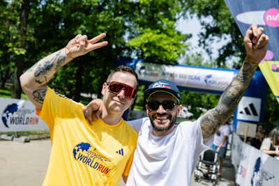 Bekim a jeho tréner Michal na štarte organizovaného App Runu podujatia Wings for Life World Run v Bratislave, 5. máj 2024.