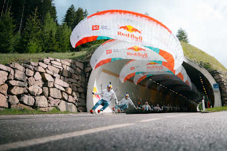 Patrick von Känel atraviesa un túnel en parapente.