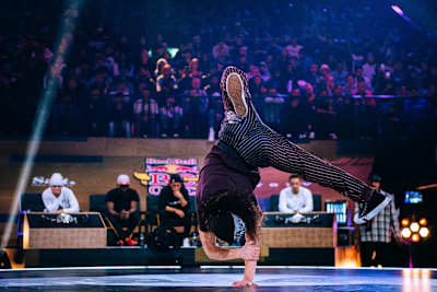 Breaker San Andrea from France standing on one hand at Red Bull BC One 2018.