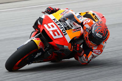 Márc Márquez fue el primero piloto del Mundial que empezó a rozar con el codo en el asfalto.