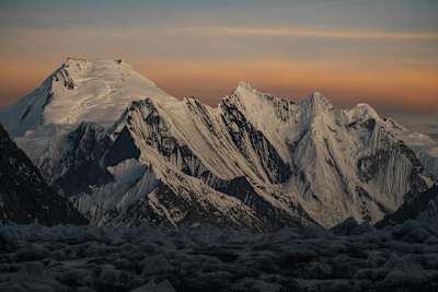El K2 se encuentra en la cordillera del Karakoram. Esta imagen se tomó al atardecer el 15 de julio de 2018.