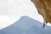 カリムノス島でクライミングするサーシャ・ディジュリアン