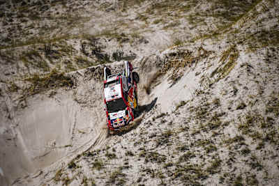 Nasser Al-Attiyah y Matthieu Baumel en el Toyota Hilux de Toyota Gazoo Racing durante la etapa 10 del Rally Dakar 2018 entre Salta y Belén (Argentina).