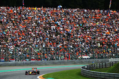 Max Verstappen in der Formel 1 auf der Rennstrecke von Spa-Francorchamps  