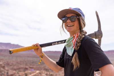 Michelle Parker mit guter Laune während des Grabens bei Red Bull Formation 2021 in Virgin, Utah, USA.