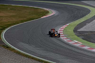 Bolid F1 na torze F1 Circuit de Barcelona-Catalunya