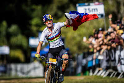 Martín Vidaurre celebrates at the UCI XCO U23 World Cup in Petrópolis, Brazil on April 9, 2022.