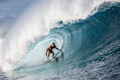 Surf-Profi Leon Glatzer beim Surfen in Teahupoo, Tahiti, am 30. Mai 2022.