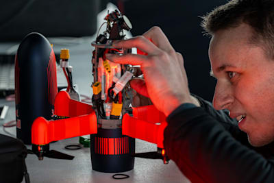 Anpassung der Red Bull Drone 1, bevor sie Max Verstappen im RB20 auf der Strecke folgt. 