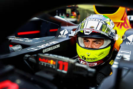 Sergio Perez z Red Bull Racing przygotowuje się do wyjazdu na tor podczas rundy F1 o GP Bahrajnu 2021